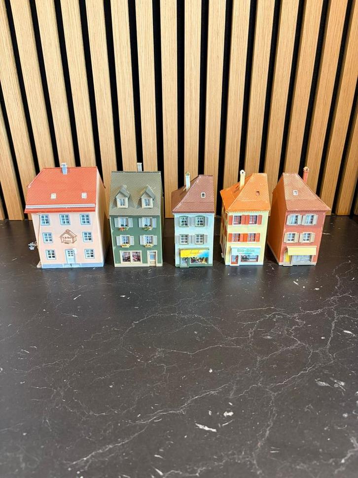 Faller H0 rijtjeshuizen straat 5x woonhuis en winkels, Hobby en Vrije tijd, Modeltreinen | H0, Gebruikt, Brug, Tunnel of Gebouw