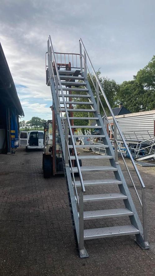 Stalen trap gegalvaniseerd, Doe-het-zelf en Verbouw, Ladders en Trappen, Zo goed als nieuw, Trap, Ophalen of Verzenden