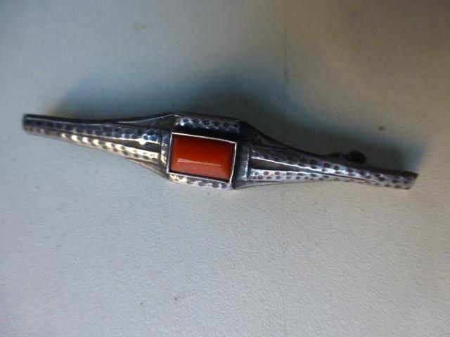 Amsterdamse School Zilver Bloedkoraal Broche/ gesigneerd J6C, Sieraden, Tassen en Uiterlijk, Antieke sieraden, Broche, Zilver