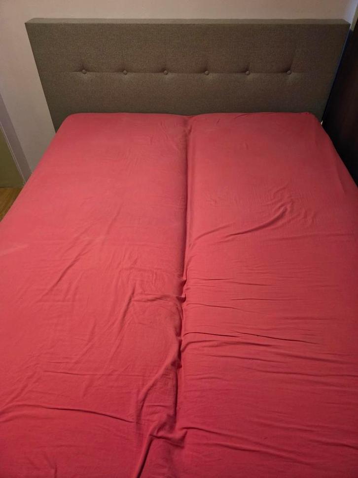 Tweepersoonsbed met grijze bekleding, Huis en Inrichting, Slaapkamer | Bedden, Zo goed als nieuw, Tweepersoons, 160 cm, 200 cm