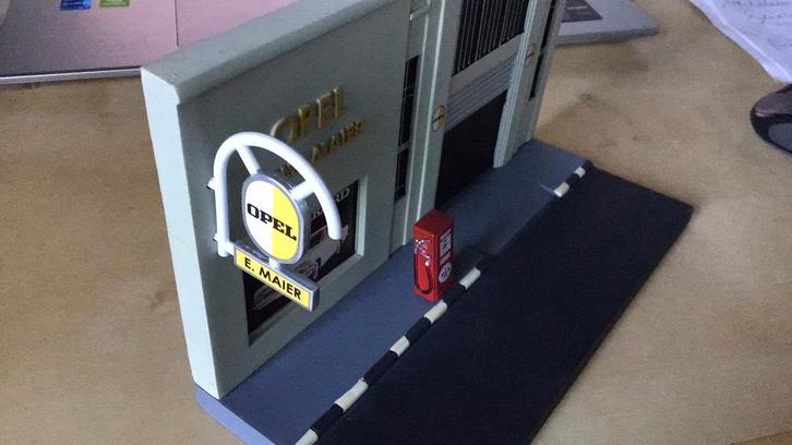 EAGLEMOSS OPEL GARAGE+SHOWROOM ERNST MAIER+ KADETT GLS, Hobby en Vrije tijd, Modelauto's | 1:43, Nieuw, Overige typen, Overige merken