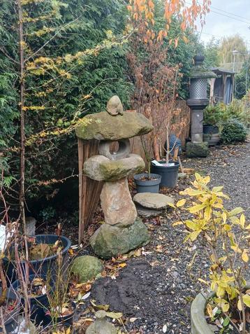 Unieke Japanse stenen lantaarn beschikbaar voor biedingen