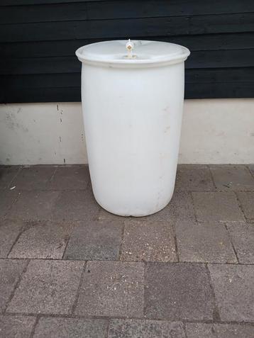 Regenton beschikbaar voor biedingen