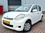 Daihatsu SIRION 1.0 12v Premium Nieuwe APK, Gebruikt, Wit, Sirion, Bedrijf