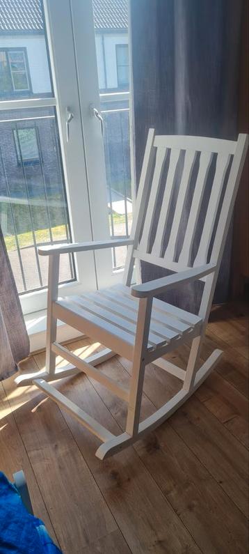 Massief houten schommelstoel voor de babykamer beschikbaar voor biedingen
