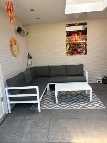 Mooie loungeset met wasbare kussenhoezen beschikbaar voor biedingen