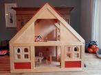 Houten poppenhuis met figuurtjes en meubels., Ophalen, Gebruikt