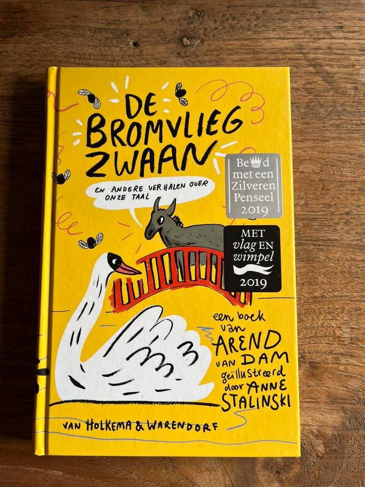 Arend van Dam - De bromvliegzwaan, Boeken, Kinderboeken | Jeugd | 10 tot 12 jaar, Zo goed als nieuw, Ophalen of Verzenden