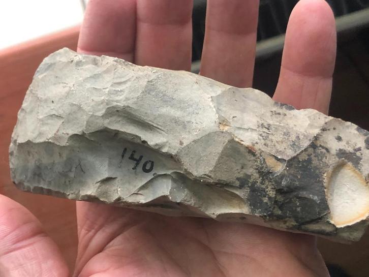 Bodemvondst BIJL steentijd Neolithicum 4000 jr oud OPRUIMIMG, Antiek en Kunst, Antiek | Gereedschap en Instrumenten, Verzenden