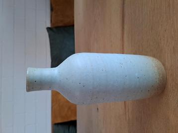 1 Blauwgrijs met bruine vaas.  beschikbaar voor biedingen