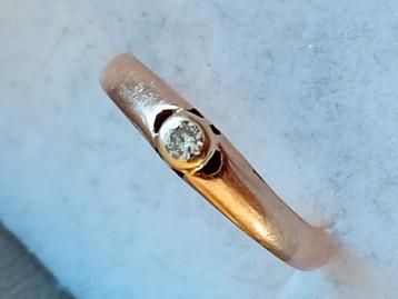 Antieke gouden ring gezet met een briljantgeslepen diamant  beschikbaar voor biedingen