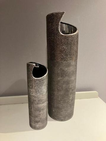 Twee zilverkleurige vazen Timeless beschikbaar voor biedingen