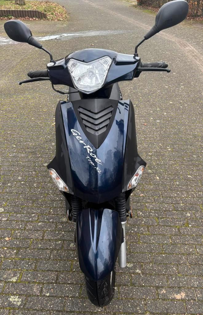 Scooter met uniek lage km stand. Incl. Helm, slot en hoes, Fietsen en Brommers, Scooters | Overige merken, Gebruikt, Maximaal 45 km/u