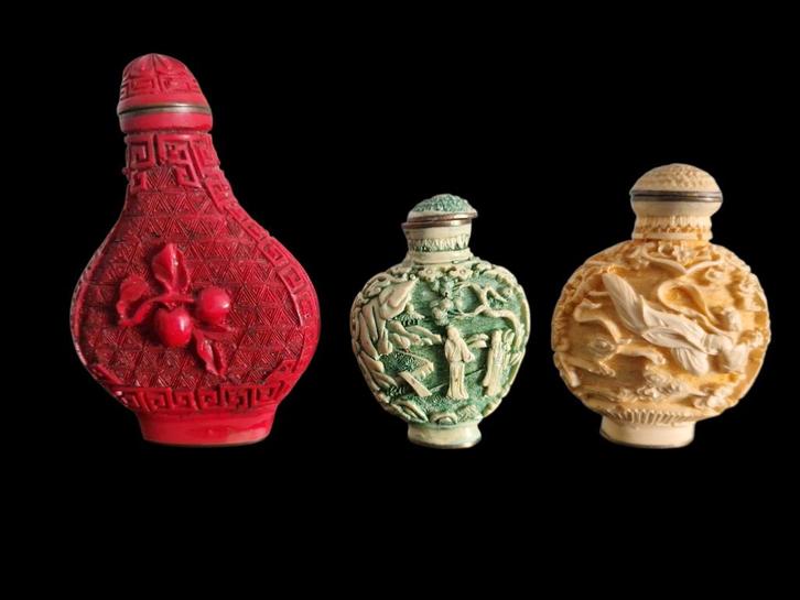 3 Chinese Cinnaber Gesneden Snuifflesjes, Verzamelen, Parfumverzamelingen, Gebruikt, Overige typen, Ophalen of Verzenden
