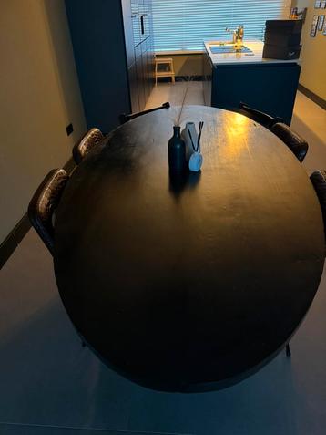 Ovaal houten eettafel