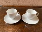 2 porseleinen witte kopjes en schotels, Ophalen of Verzenden, Zo goed als nieuw, Porselein, Kop en/of schotel