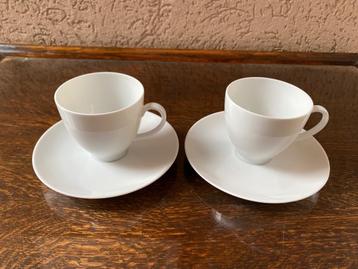 2 porseleinen witte kopjes en schotels beschikbaar voor biedingen