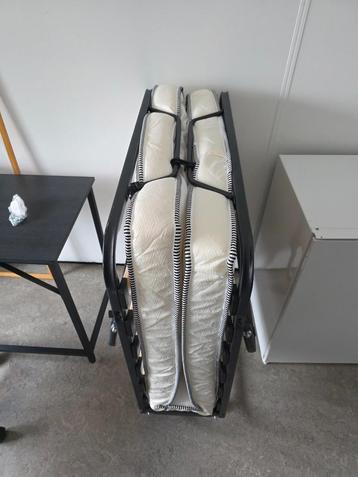 Logeerbed inklapbaar op wielen met matras beschikbaar voor biedingen