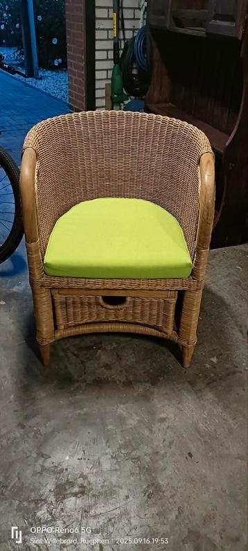 Twee rieten fauteuils met lade onderin. beschikbaar voor biedingen