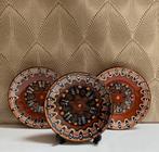 Bulgaars Volksaardewerk Slibdecor Borden - Vintage - 1970s, Ophalen of Verzenden