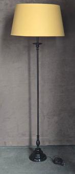 mooi zwarte staande vloerlamp lamp met gele kap, Huis en Inrichting, Ophalen, Gebruikt, 150 tot 200 cm
