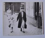 Oude foto moeder met kind in straatbeeld circa 1935, Verzamelen, Verzenden, Voor 1940, Zo goed als nieuw, Foto