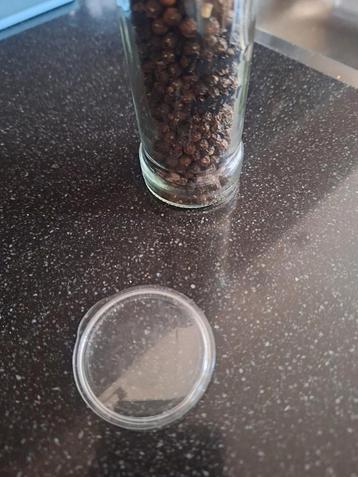 Wie heeft deze deksels va de kruiden potjes