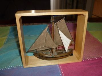Houten zeilboot in houten frame in goede staat