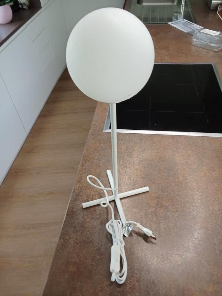Staand tafellampje wit-kruispoot-melkglas bol 15cm, Huis en Inrichting, Lampen | Tafellampen, Nieuw, Minder dan 50 cm, Glas, Metaal