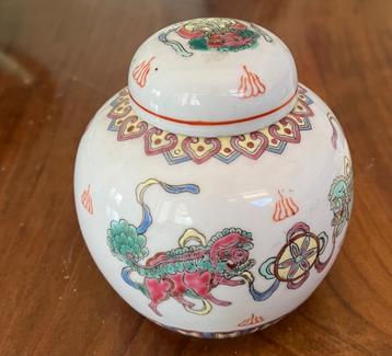 Rond Chinees porseleinen potje met deksel beschikbaar voor biedingen