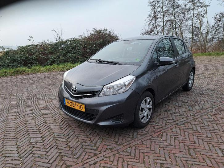 Toyota Yaris 1.3 16V Vvt-i 5DR 2014 Grijs, Auto's, Toyota, Particulier, Yaris, Benzine, C, Hatchback, Handgeschakeld, Origineel Nederlands