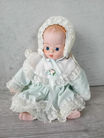 Brocante porseleinen baby popje met kanten jurkje.