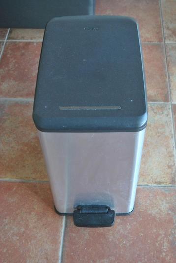 Prullenbak, Curver beschikbaar voor biedingen