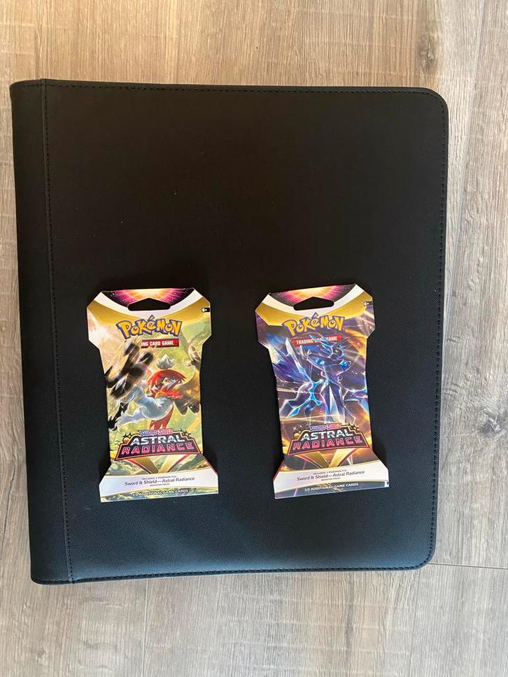 Toploadermap +2 Astral Radiance sleeved Boosterpacks, Hobby en Vrije tijd, Verzamelkaartspellen | Pokémon, Nieuw, Boek of Catalogus