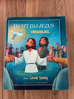 Dicht bij Jezus Kinderbijbel - Sarah Young, Boeken, Ophalen of Verzenden, Zo goed als nieuw, Non-fictie