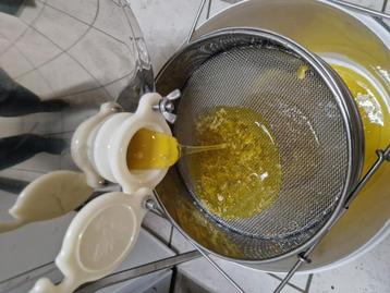 Verse honing per emmer beschikbaar voor biedingen