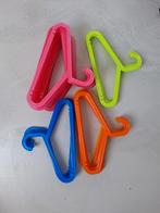 Kleurrijke plastic kledinghangers, Kleding | Dames, Kledinghangers, Ophalen of Verzenden, Nieuw, Kunststof, Kinderen en Volwassenen