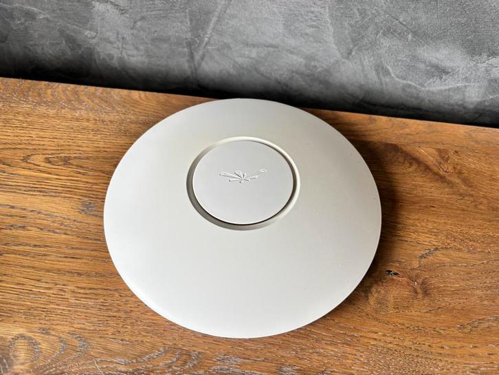 3 x Ubiquiti Unifi AP Pro accesspoints, Computers en Software, Accesspoints, Gebruikt, Ophalen of Verzenden