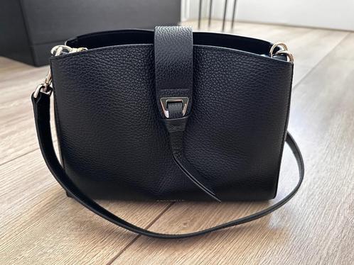 NIEUW: zwarte schoudertas van Coccinelle, Sieraden, Tassen en Uiterlijk, Tassen | Schoudertassen, Nieuw, Overige merken, Zwart