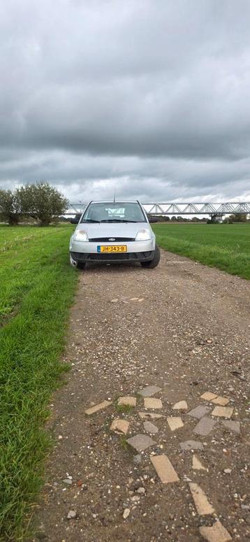 Ford fiesta 2004 zilver grijs airco schakel auto  beschikbaar voor biedingen