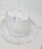 Hoed, zilver met lovertjes omtrek 56,5cm, Carnaval., Ophalen of Verzenden, Nieuw, Hoed of Pruik, Carnaval