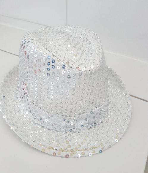 Hoed, zilver met lovertjes omtrek 56,5cm, Carnaval., Hobby en Vrije tijd, Feestartikelen, Nieuw, Hoed of Pruik, Carnaval, Ophalen of Verzenden