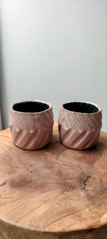 Twee handgemaakte potjes - Daniel Old Pink beschikbaar voor biedingen