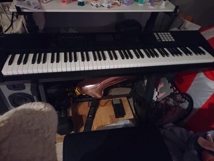 Roland fa 08, Muziek en Instrumenten, Synthesizers, Zo goed als nieuw, 88 toetsen, Roland, Met midi-aansluiting, Ophalen