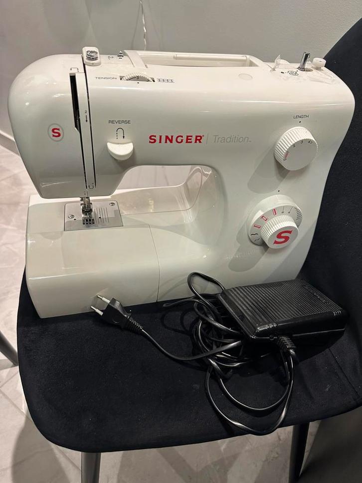 Singer Tradition Naaimachine met kleine afwijking, Hobby en Vrije tijd, Naaimachines en Toebehoren, Zo goed als nieuw, Naaimachine