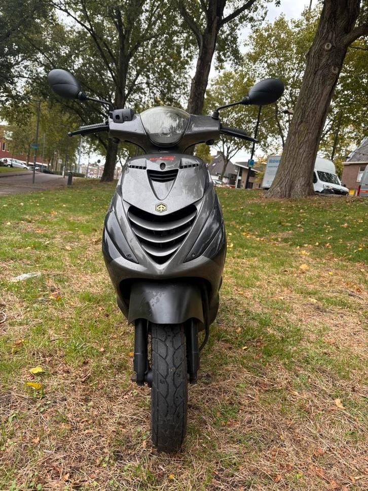 Piaggio Zip, Fietsen en Brommers, Scooters | Piaggio, Zo goed als nieuw, Zip, Maximaal 25 km/u, Benzine, Ophalen of Verzenden
