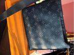 NIEUW PRIJS : 1700€ LOUIS VUITTON DISTRICT PM AANKOOP BEWIJS, Sieraden, Tassen en Uiterlijk, Tassen | Schoudertassen, Gebruikt