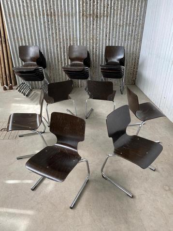 Mooie partij vintage design stoelen flottoto beschikbaar voor biedingen