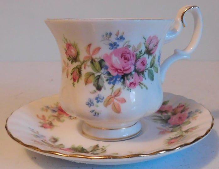 Moss Rose, Royal Albert, kop en schotel, Antiek en Kunst, Antiek | Servies los, Ophalen of Verzenden