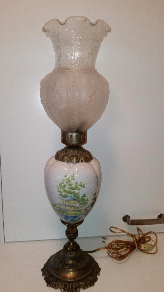 Tafellamp, oude lamp met chinees tafereel. Hoogte is 67 cm, Huis en Inrichting, Lampen | Tafellampen, Gebruikt, 50 tot 75 cm, Glas